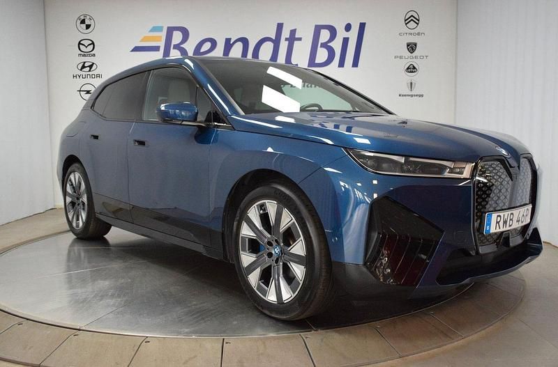 Blå Begagnad 2023 BMW iX Sport Line SUV | 519 500 kr (Bra pris) - Bild 1/4