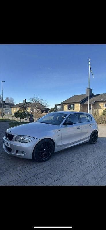 Silver Begagnad 2007 BMW 120 Advantage Halvkombi | 90 000 kr (Lite dyr) - Bild 1/4