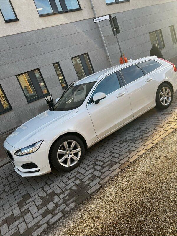 Vit Begagnad 2018 Volvo V90 Momentum Kombi | 185 000 kr (Marknadspris) - Bild 1/4