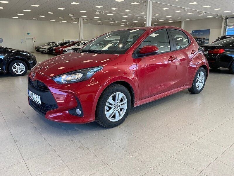 Röd Begagnad 2024 Toyota Yaris Hybrid Active Halvkombi | 269 900 kr (Dyr) - Bild 1/4