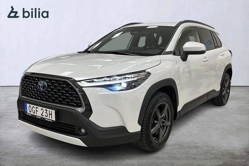 Vit Begagnad 2022 Toyota Corolla Cross Style SUV | 339 900 kr (Marknadspris) - Bild 1/3