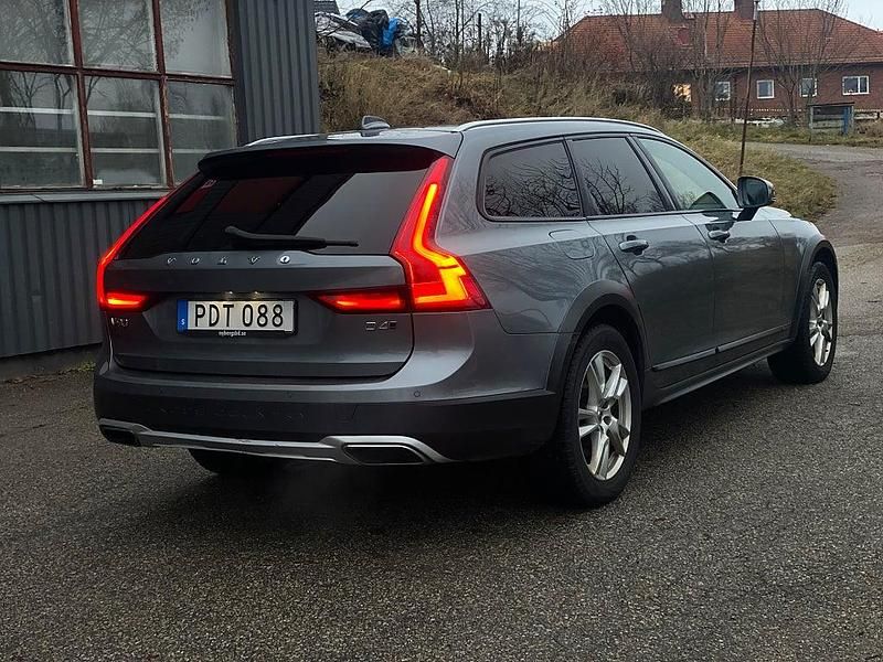 Begagnad Volvo V90 CC Momentum 190 HK (139 kW) 2018 Grå Kombi