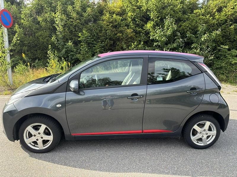 Grå Begagnad 2015 Toyota Aygo X-play Halvkombi | 65 000 kr (Bra pris) - Bild 1/4