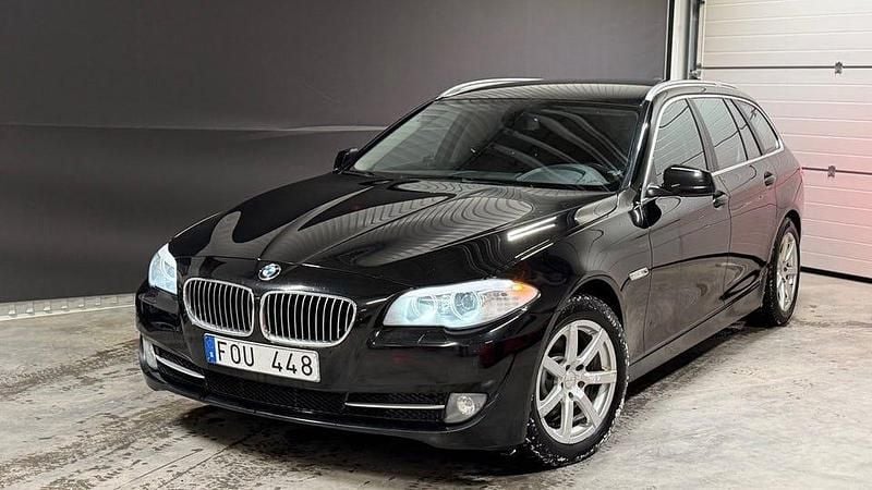 Svart Begagnad 2013 BMW 520 Kombi | 127 500 kr (Marknadspris) - Bild 1/4