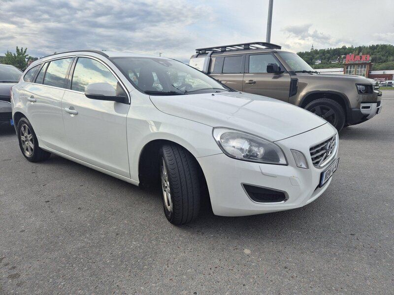 Vit Begagnad 2013 Volvo V60 Momentum Kombi | 79 000 kr (Marknadspris) - Bild 1/4