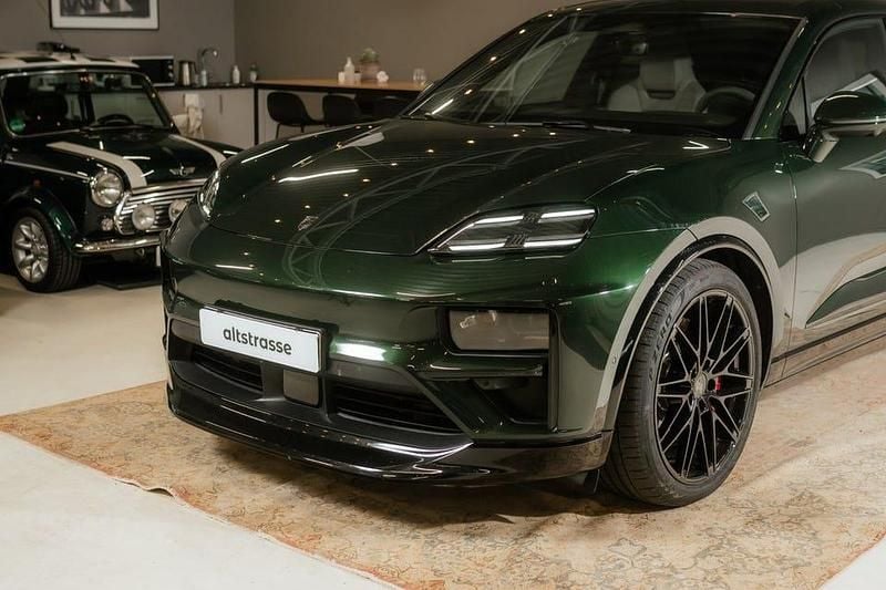 Begagnad Porsche Macan Turbo 469 kW (639 HK) 2024 Grön SUV