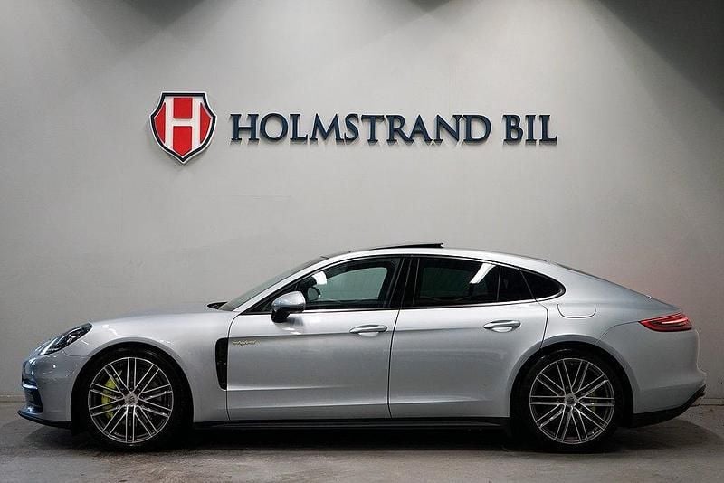Silver Begagnad 2018 Porsche Panamera 4 Chrono Sedan | 679 900 kr (Bra pris) - Bild 1/4