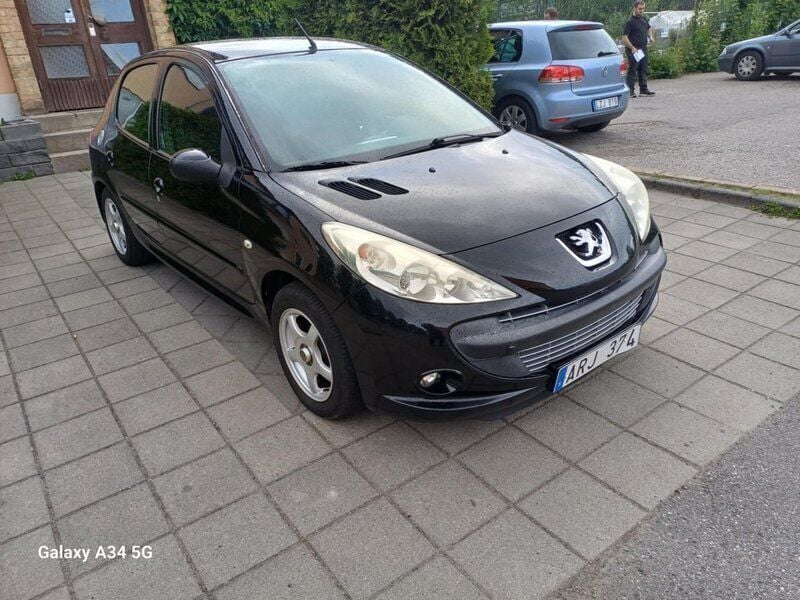 Svart Begagnad 2010 Peugeot 206+ Halvkombi | 29 000 kr (Marknadspris) - Bild 1/4