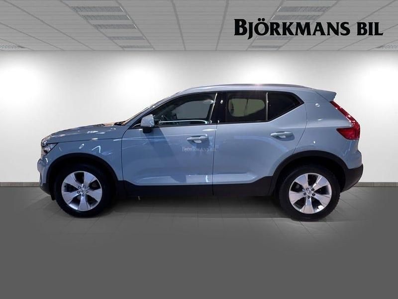 Begagnad Volvo XC40 Momentum 150 HK (110 kW) 2018 Ljusblå SUV