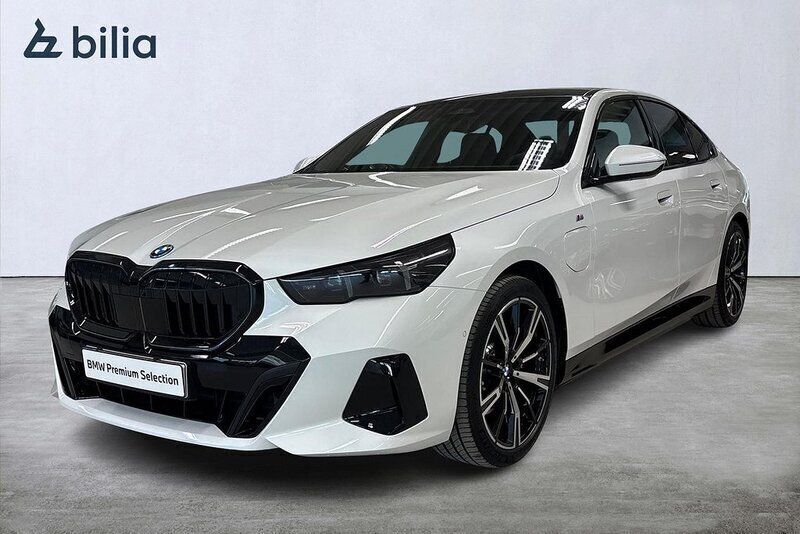 Vit Begagnad 2025 BMW 530e M Sport Sedan | 729 900 kr (Marknadspris) - Bild 1/4
