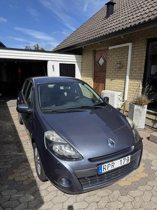 Blå Begagnad 2010 Renault Clio R.S. Halvkombi | 25 000 kr (Bra pris) - Bild 1/4