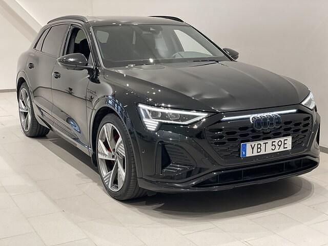 Mytsvart metallic Begagnad 2023 Audi Q8 e-tron S-Line SUV | 649 000 kr (Marknadspris) - Bild 1/4