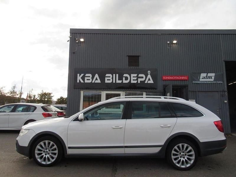 Vit Begagnad 2012 Skoda Superb Elegance Kombi | 79 900 kr (Marknadspris) - Bild 1/4