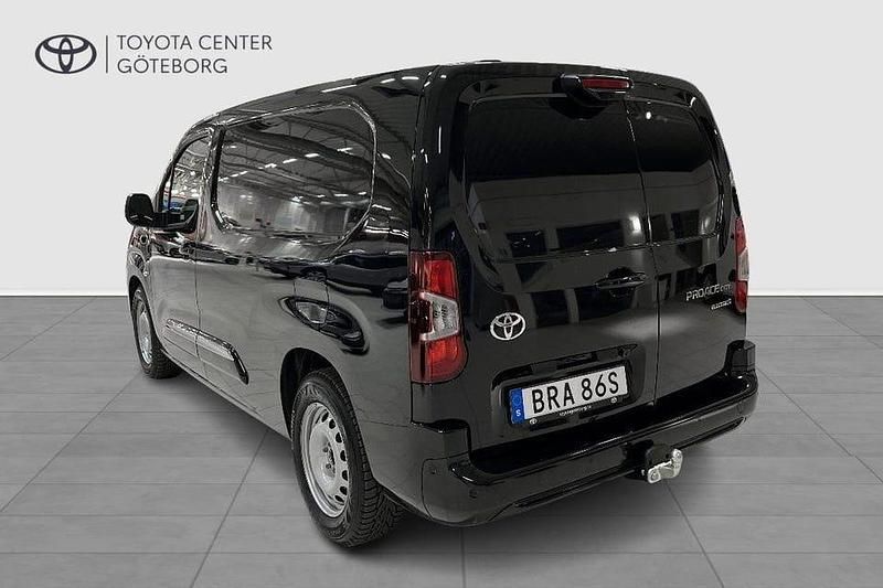Begagnad Toyota Proace City City 100 kW (137 HK) 2024 Svart Minibuss