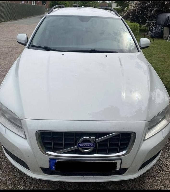 Vit Begagnad 2011 Volvo V70 Drive Kinetic Kombi | 68 000 kr (Marknadspris) - Bild 1/4