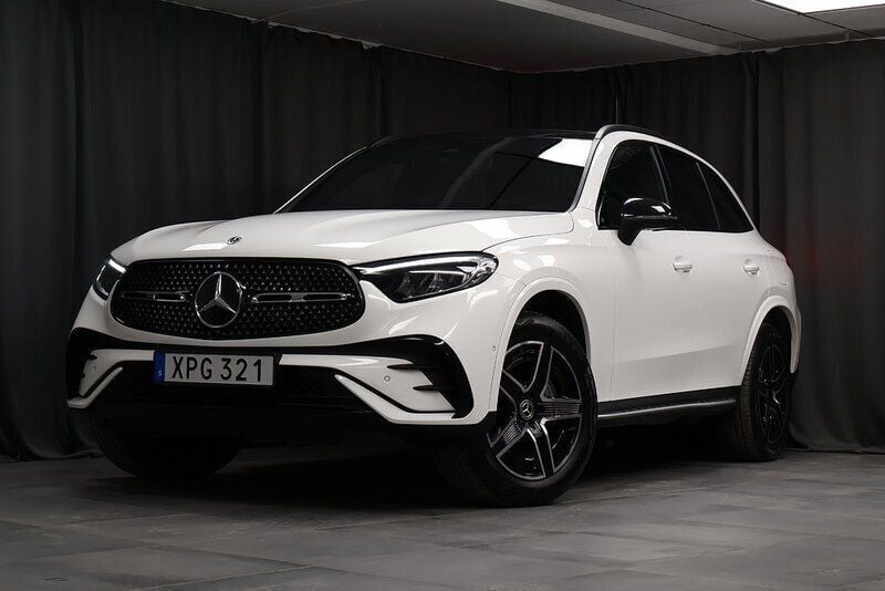 Vit Begagnad 2023 Mercedes GLC300e AMG SUV | 669 000 kr (Bra pris) - Bild 1/4