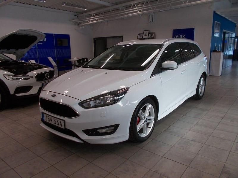 Vit (frozen white) Begagnad 2015 Ford Focus ST-Line Kombi | 139 400 kr - Bild 1/4