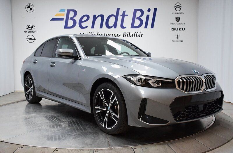 Grå Begagnad 2024 BMW 330e M Sport Sedan | 599 500 kr (Marknadspris) - Bild 1/3