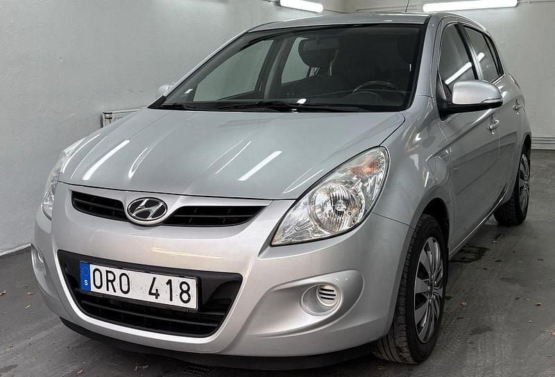 Silver Begagnad 2010 Hyundai i20 Select Halvkombi | 44 800 kr (Marknadspris) - Bild 1/4