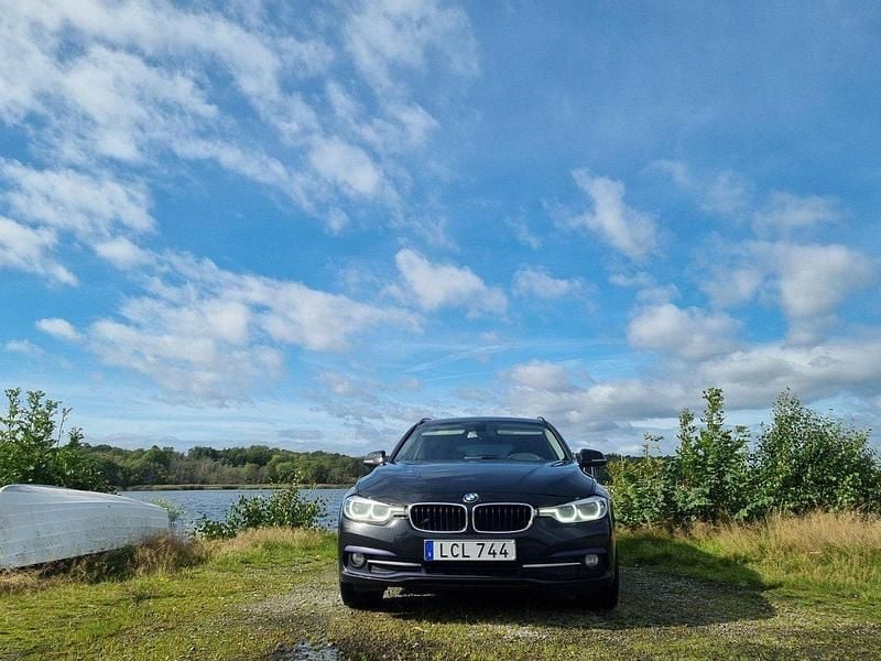 Svart Begagnad 2016 BMW 320 Sport Line Kombi | 115 000 kr (Bra pris) - Bild 1/4