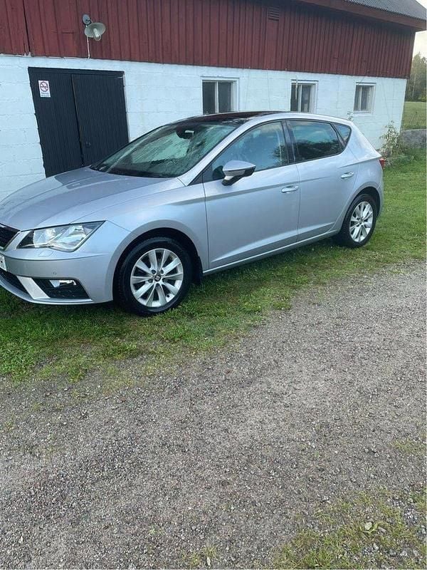 Silver Begagnad 2020 Seat Leon Style Halvkombi | 115 000 kr (Bra pris) - Bild 1/2