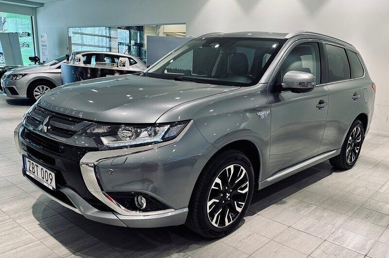 Grå Begagnad 2017 Mitsubishi Outlander P-HEV SUV | 169 900 kr (Marknadspris) - Bild 1/4