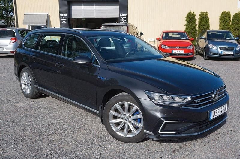 Mörkgrå (grå) Begagnad 2019 VW Passat GTE Kombi | 224 900 kr (Marknadspris) - Bild 1/4