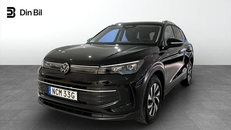 Svart Begagnad 2025 VW Tiguan Edition SUV | 369 900 kr (Marknadspris) - Bild 1/4