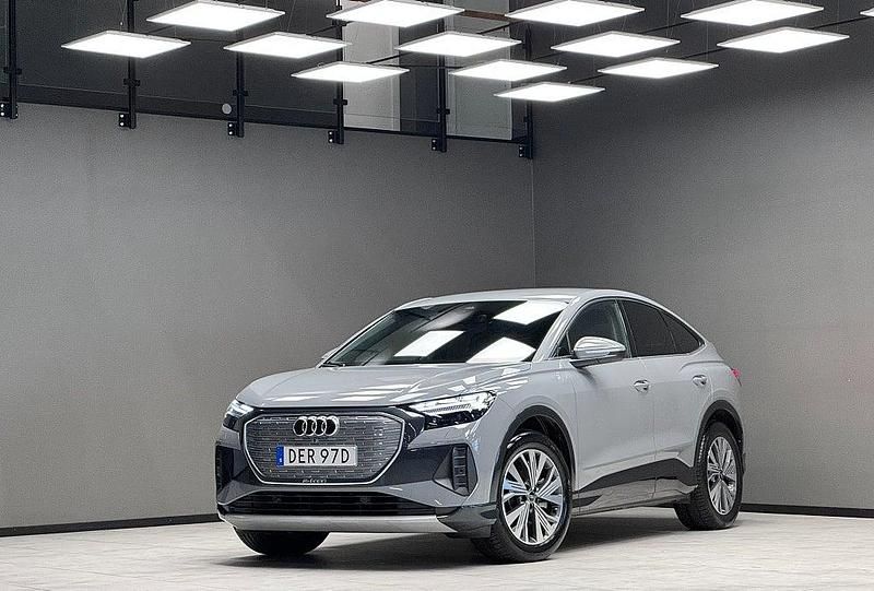 Grå Begagnad 2023 Audi Q4 Sportback e-tron Sport SUV | 469 900 kr (Lite dyr) - Bild 1/2