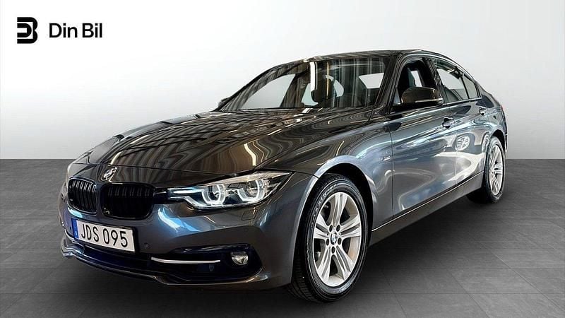 Grå Begagnad 2018 BMW 320 Sport Line Sedan | 209 900 kr (Bra pris) - Bild 1/4