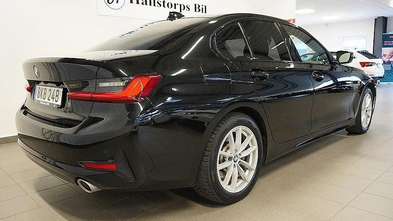 Begagnad BMW 330e 2020 Svart Sedan