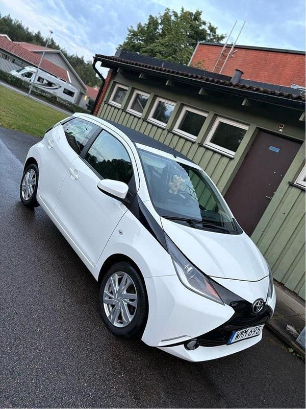 Vit Begagnad 2015 Toyota Aygo X-wave Halvkombi | 79 900 kr (Marknadspris) - Bild 1/4