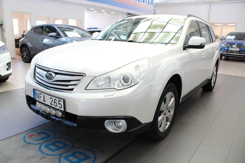 Vit Begagnad 2012 Subaru Outback SUV | 119 900 kr (Lite dyr) - Bild 1/4