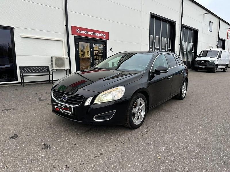 Svart Begagnad 2012 Volvo V60 Momentum Kombi | 56 000 kr (Marknadspris) - Bild 1/4