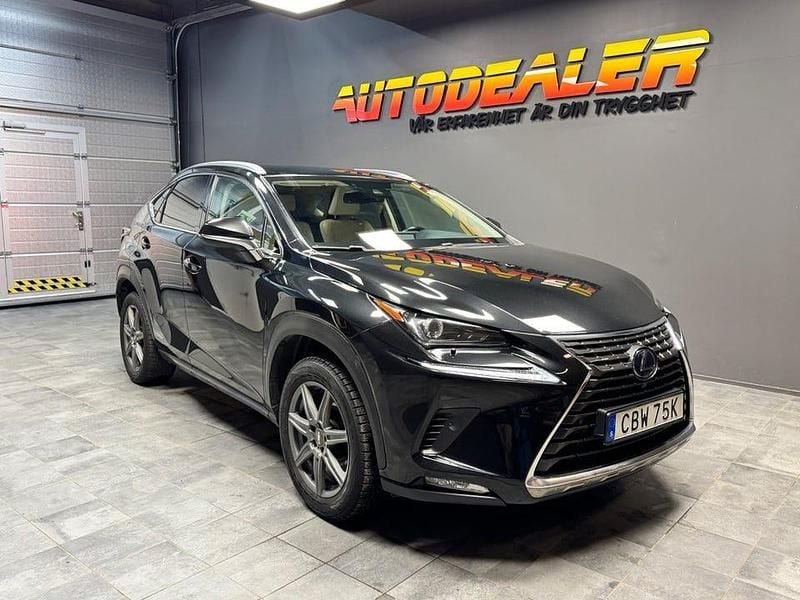 Svart Begagnad 2020 Lexus NX300h Executive Line SUV | 284 900 kr (Marknadspris) - Bild 1/4