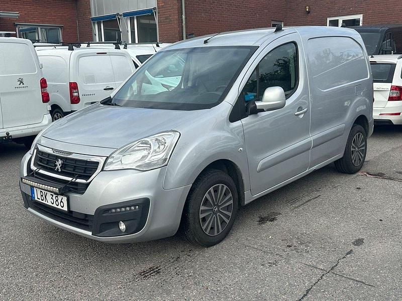 Ljusgrå (grå) Begagnad 2016 Peugeot Partner Minibuss | 69 000 kr (Marknadspris) - Bild 1/4