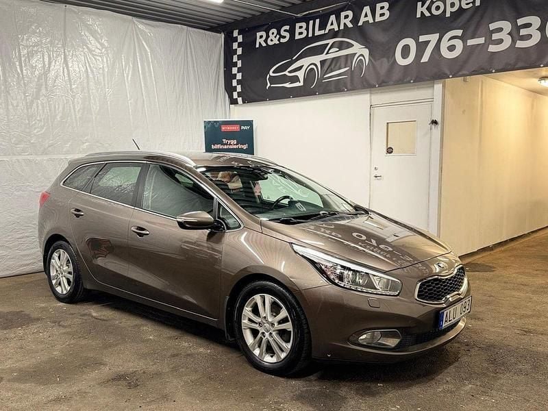Ljusbrun (brun) Begagnad 2013 Kia Ceed Sportswagon Comfort Kombi | 82 900 kr (Marknadspris) - Bild 1/4