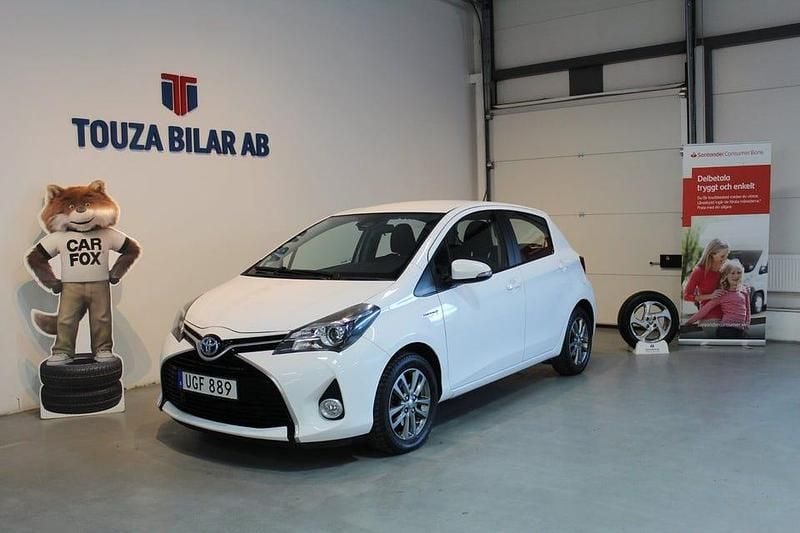 Vit Begagnad 2016 Toyota Yaris Hybrid Active | 141 900 kr (Superpris) - Bild 1/4