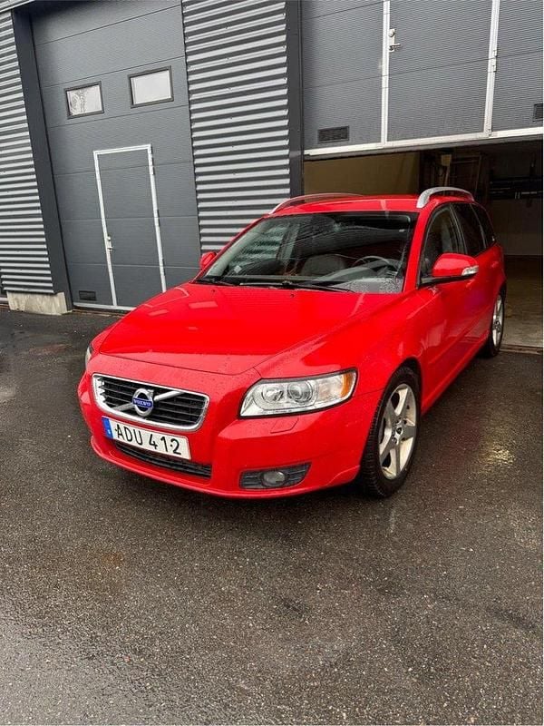 Röd Begagnad 2010 Volvo V50 Summum Kombi | 32 000 kr (Marknadspris) - Bild 1/4
