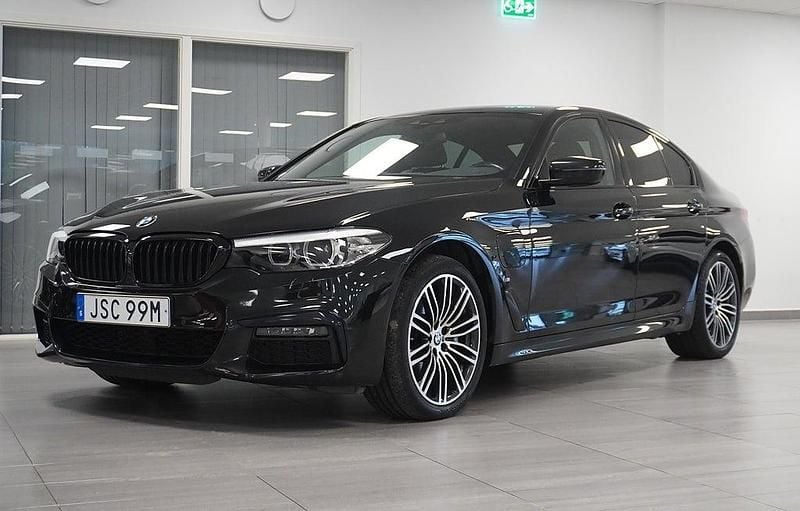 Svart Begagnad 2020 BMW 530e M Sport Sedan | 349 800 kr (Bra pris) - Bild 1/4