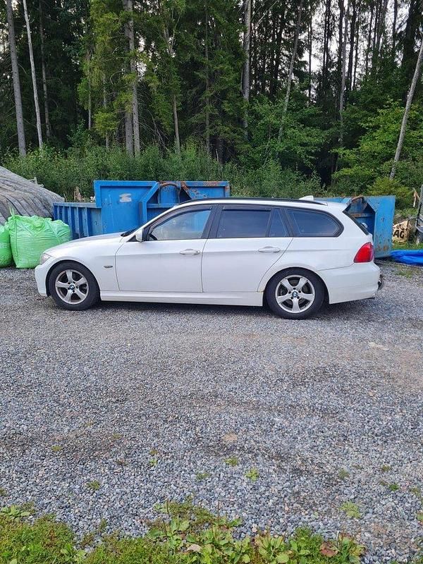 Vit Begagnad 2011 BMW 320 Comfort Edition Kombi | 60 000 kr (Marknadspris) - Bild 1/3