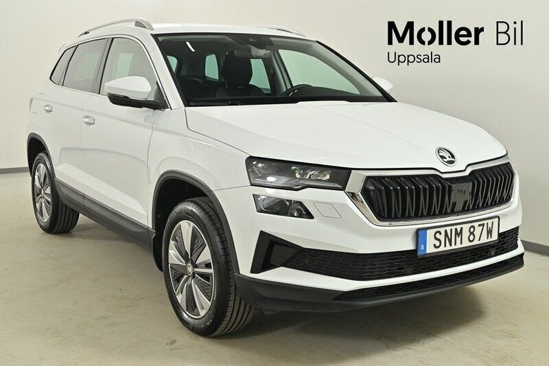 Vit (moon white metallic) Begagnad 2023 Skoda Karoq SUV | 319 000 kr (Marknadspris) - Bild 1/4