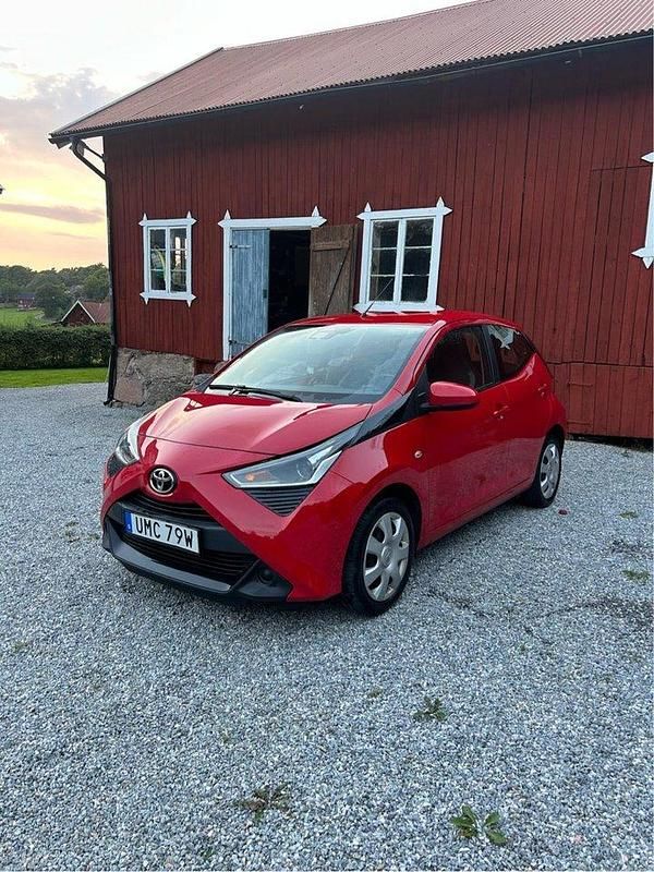 Röd Begagnad 2021 Toyota Aygo X-play Halvkombi | 99 000 kr (Marknadspris) - Bild 1/4
