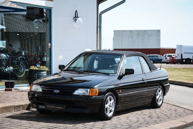 Begagnad Ford Escort Cabriolet 105 HK (77 kW) 1991 Svart Cab