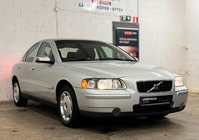 Ljusgrå Begagnad 2006 Volvo S60 Dynamic Sedan | 64 900 kr (Lite dyr) - Bild 1/4