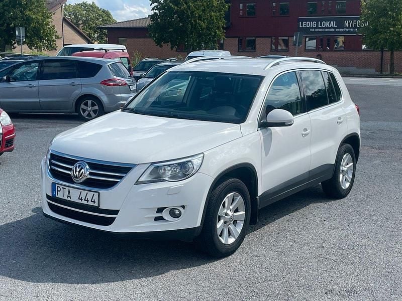 Vit Begagnad 2008 VW Tiguan Sportline SUV | 99 800 kr (Marknadspris) - Bild 1/4