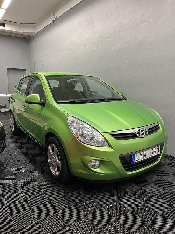 Grön Begagnad 2011 Hyundai i20 Premium Halvkombi | 38 500 kr (Marknadspris) - Bild 1/4