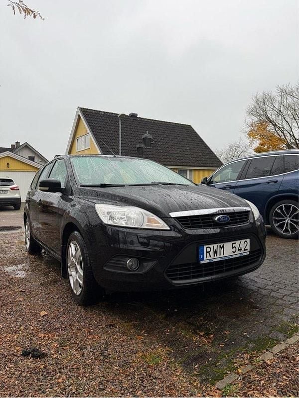 Svart Begagnad 2011 Ford Focus Platinum Kombi | 25 000 kr (Bra pris) - Bild 1/4