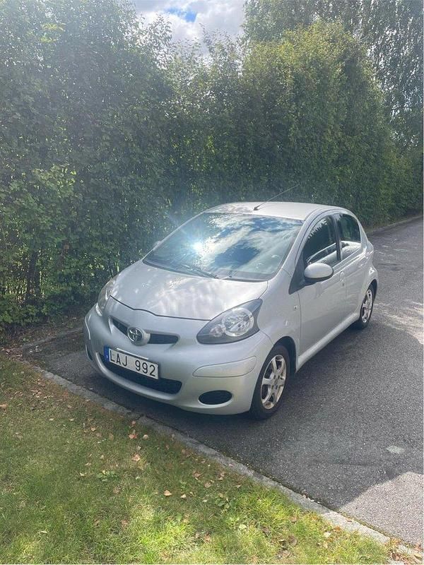 Silver Begagnad 2010 Toyota Aygo Halvkombi | 39 000 kr (Marknadspris) - Bild 1/3