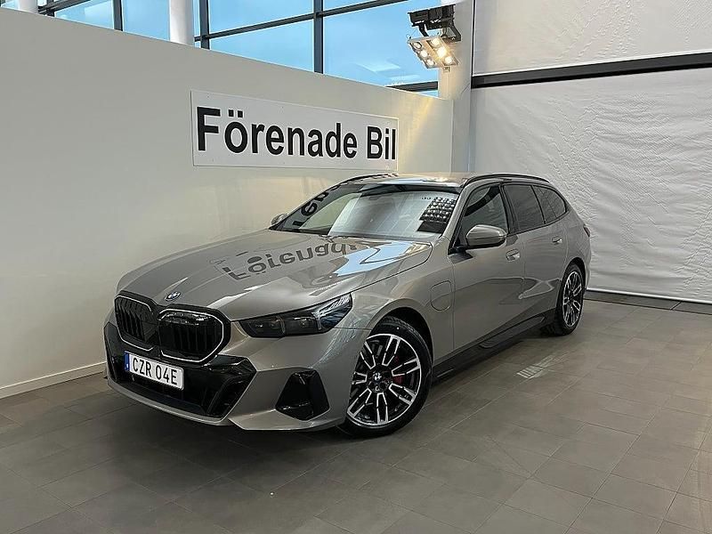 Grå Ny 2026 BMW 530e Comfort Edition Kombi | 768 300 kr - Bild 1/4